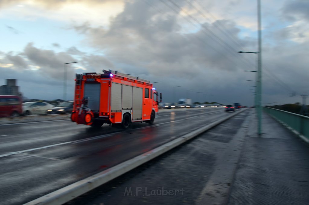 Einsatz BF Hoehenretter Koelner Seilbahn Hoehe Zoobruecke P2093.JPG